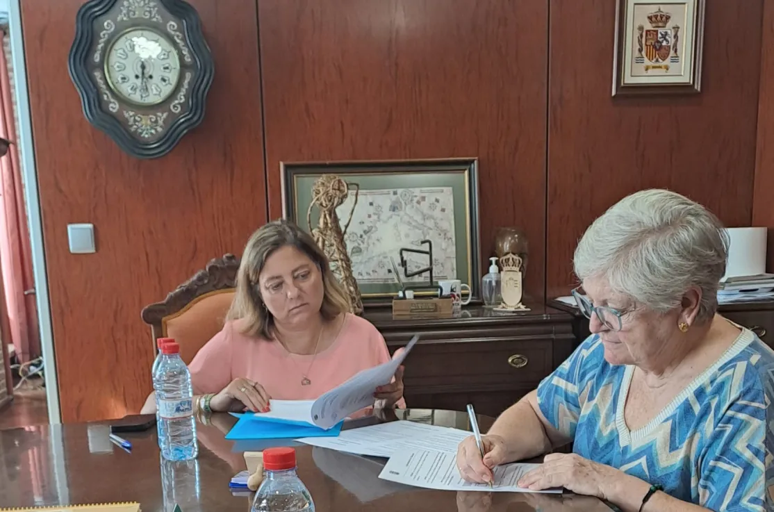 Momento de la firma por la alcaldesa, Dª Marí Victoria Martín de San Pablo y la delegada diocesana de Manos Unidas de Toledo, Dª Ana Marí Gómez.