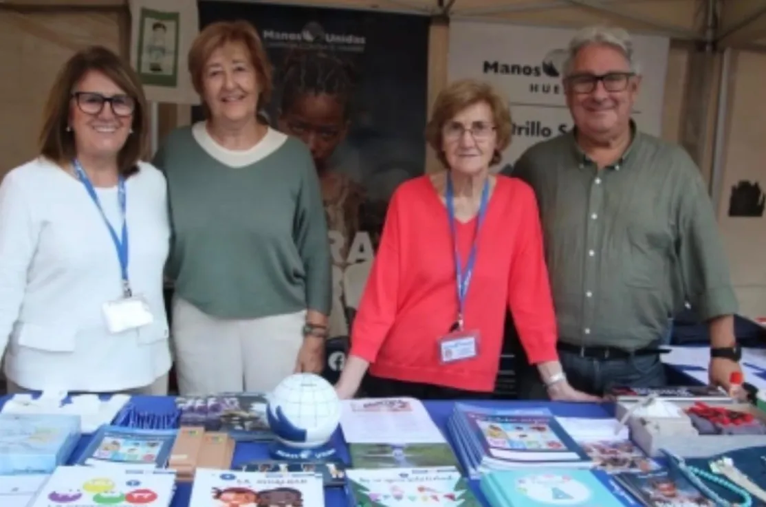 Voluntarias y delegado de Manos Unidas Huesca en la Feria de Entidades de Voluntariado 