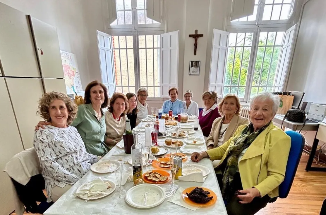 Aperitivo en la delegación de Pamplona de Manos Unidas con motivo de la Asamblea ordinaria