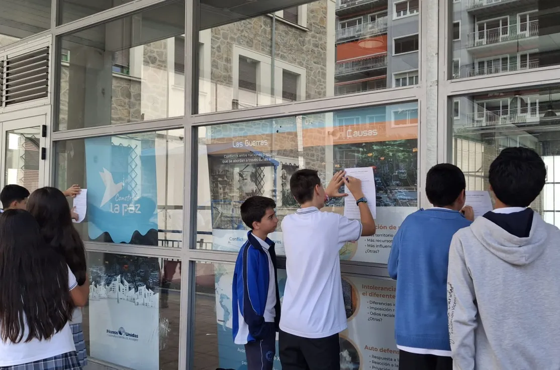 Exposición de la paz en el Colegio Santa Catalina de Pamplona