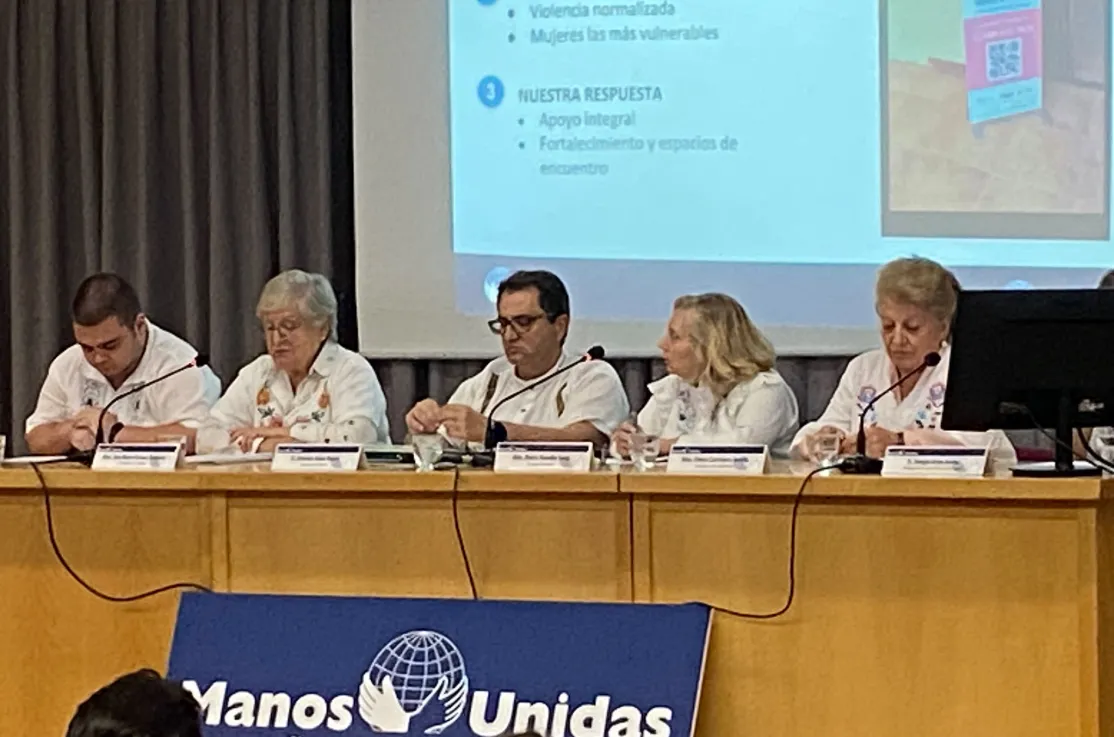 Ana María Gómez, segunda por la izquierda, durante su presentación.