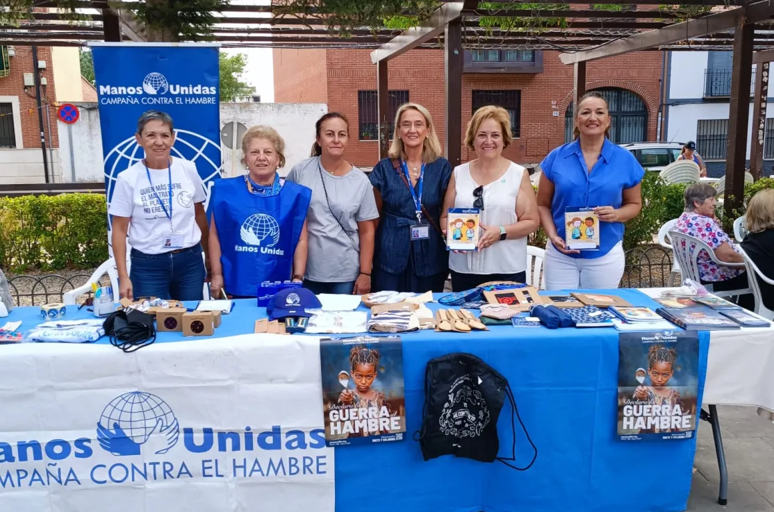 La alcaldesa de Alovera María Purificación Tortuero con voluntarios de Manos Unidas.
