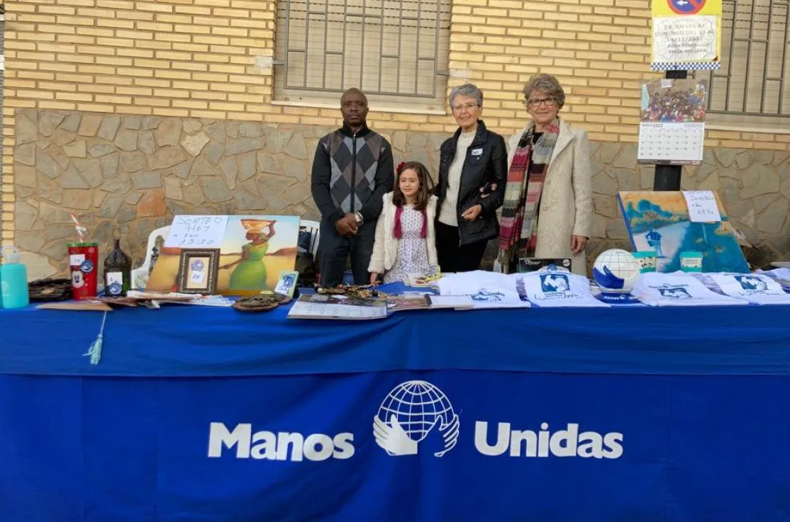 Puesto de Manos Unidas en la localidad de Montroy para recaudar donativos. 