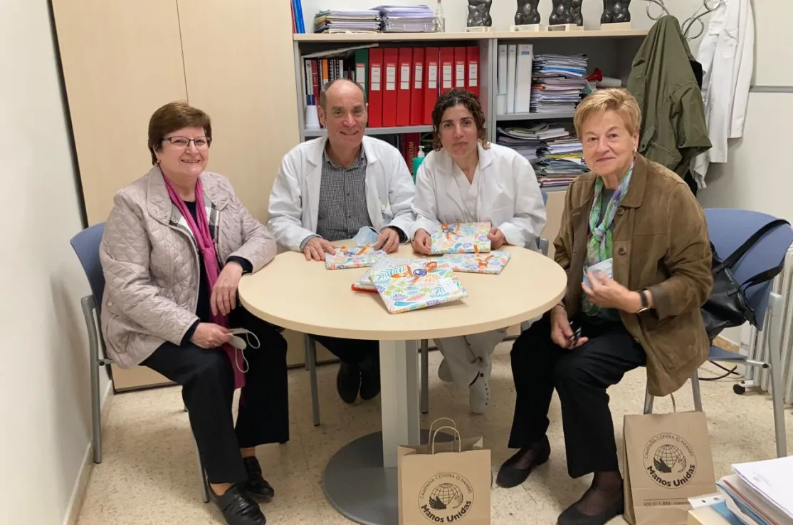 Entrega de libros de cuentos en Hospital Santa Tecla de Tarragona