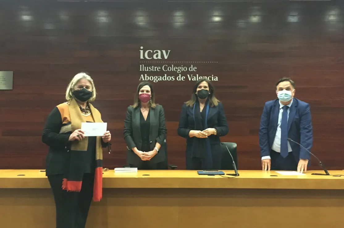 Ana Ruiz Ruiz, delegada de Manos Unidas Valencia, recoge el cheque de manos de la decana del ICAV, Auxiliadora Borja