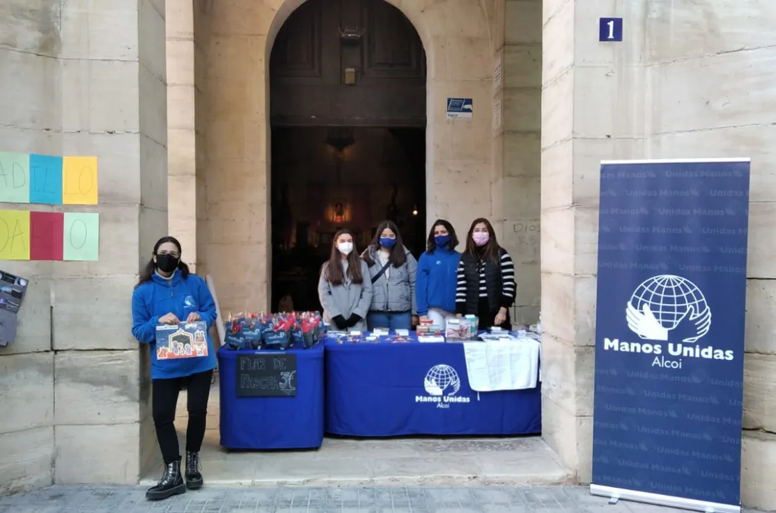 Mercadillo solidario en la comarcal de Alcoi de Manos Unidas Valencia.