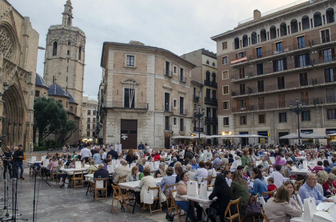 En la Plaza de la Virgen se celebra tradicionalmente la Cena Hambre de Manos Unidas, un lugar muy querido por los valencianos.