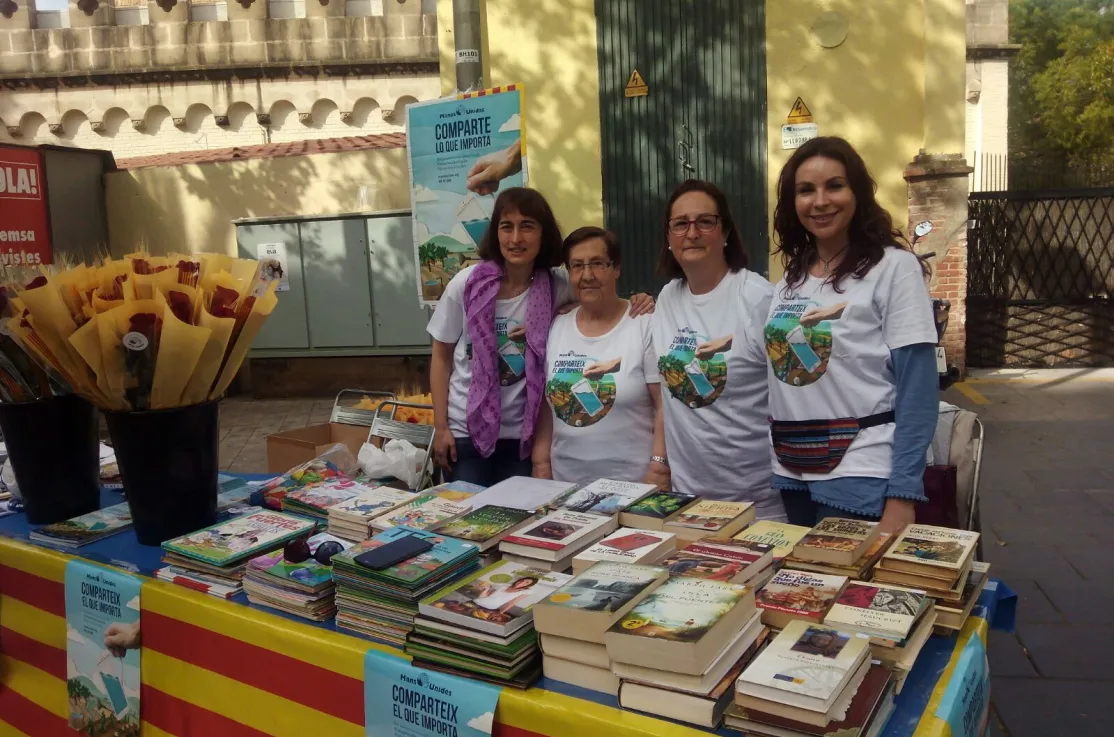 El grupo parroquial de Manos Unidas en Castelldefels, paradita solidaria por Sant Jordi