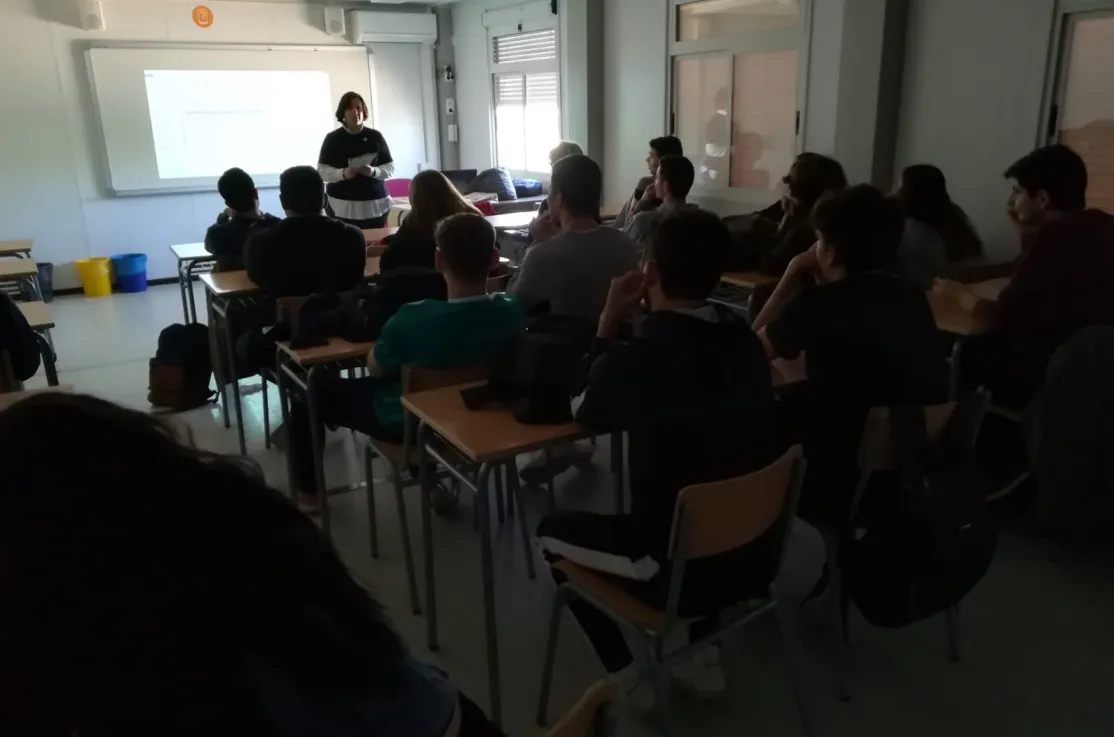 Elisenda explicando la misión de Mans Unides
