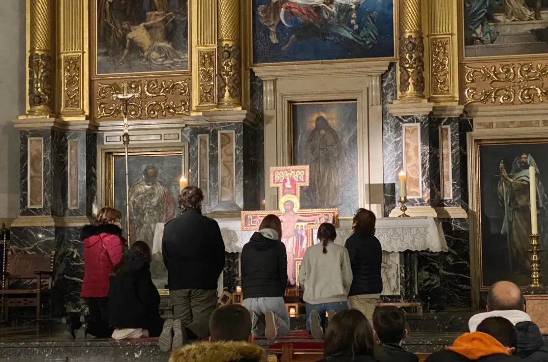 Momento de oración después de misa con los confirmandos, dentro de las actividades organizadas en Albaida por la comarcal de Manos Unidas Valencia. 
