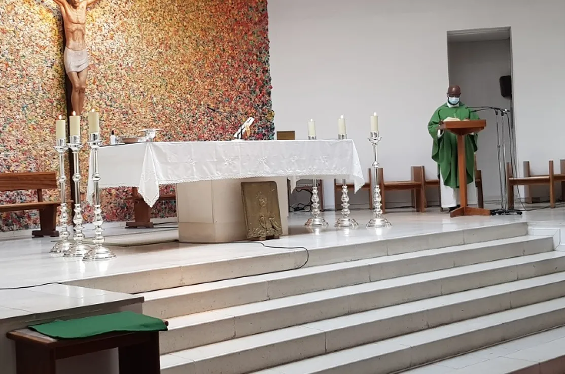 Los Misioneros Combonianos anuncian la campaña 2021 de Manos Unidas en la parroquia de Santa María de Majadahonda