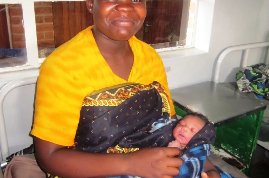 Miradas a la igualdad. Brenda Eleneo y su hijo en Malawi