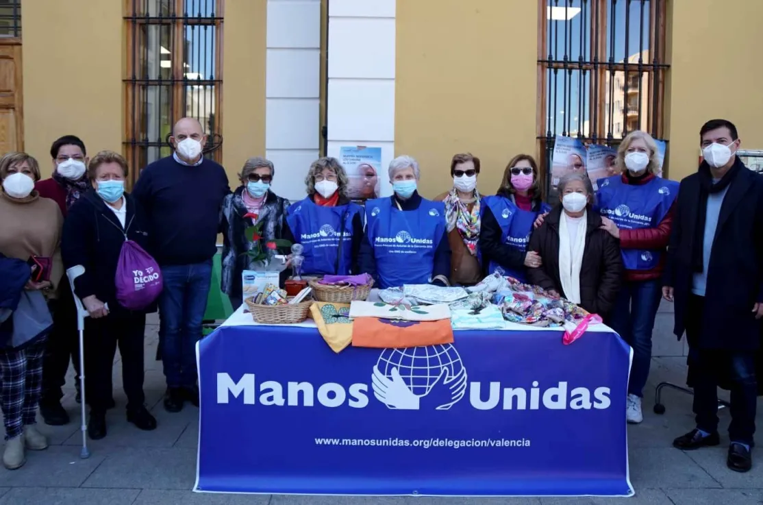 El alcalde de Burjassot, Rafael García, asistió a esta jornada solidaria en favor de Manos Unidas. 