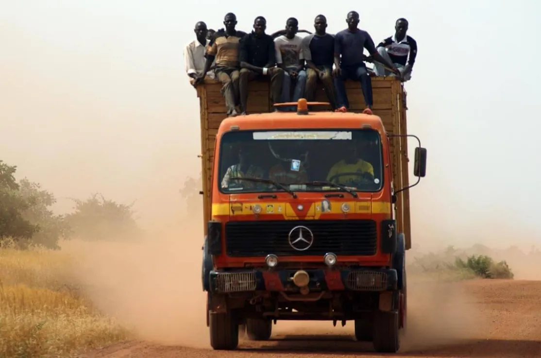 Un grup de hombre, a lomos de un camión de gran tonelaje (Burkina Faso - Javier Mármol - Manos Unidas)