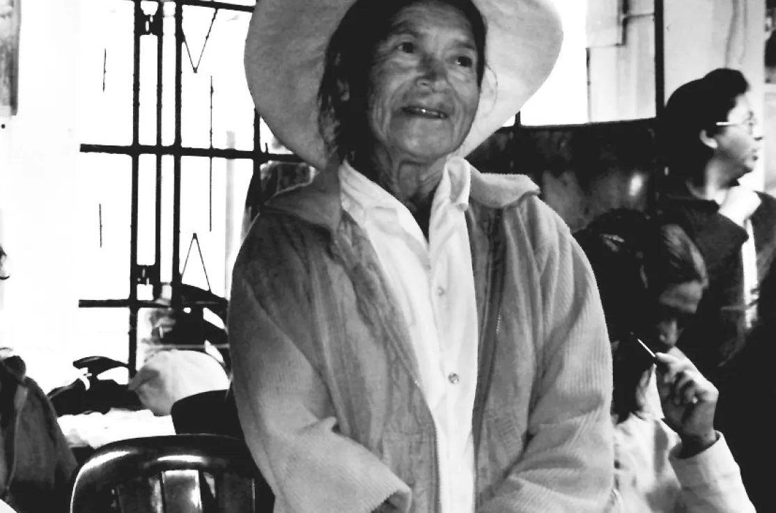 Mujer campesina asiste a uno de los talleres.