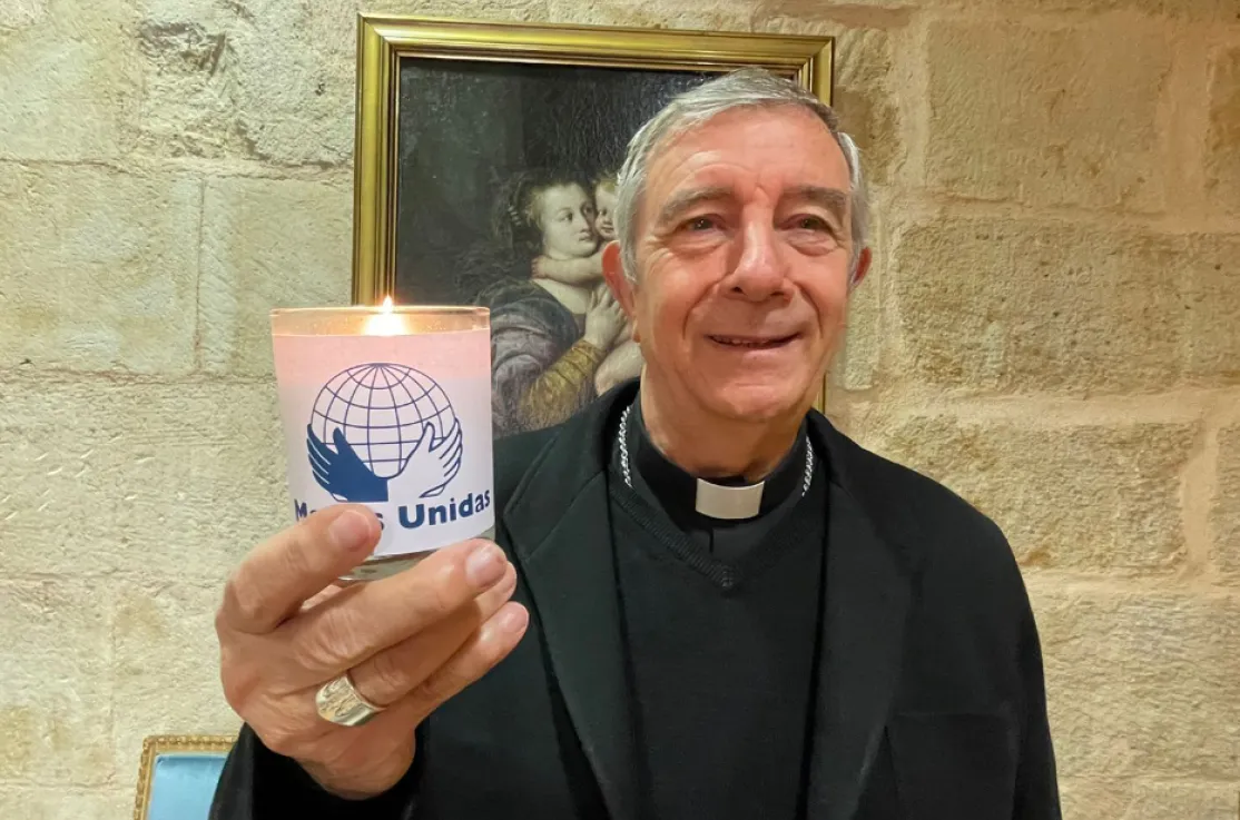 El obispo de Salamanca, Mons. José Luis Retana, también se suma al gesto solidario “Enciende la llama”