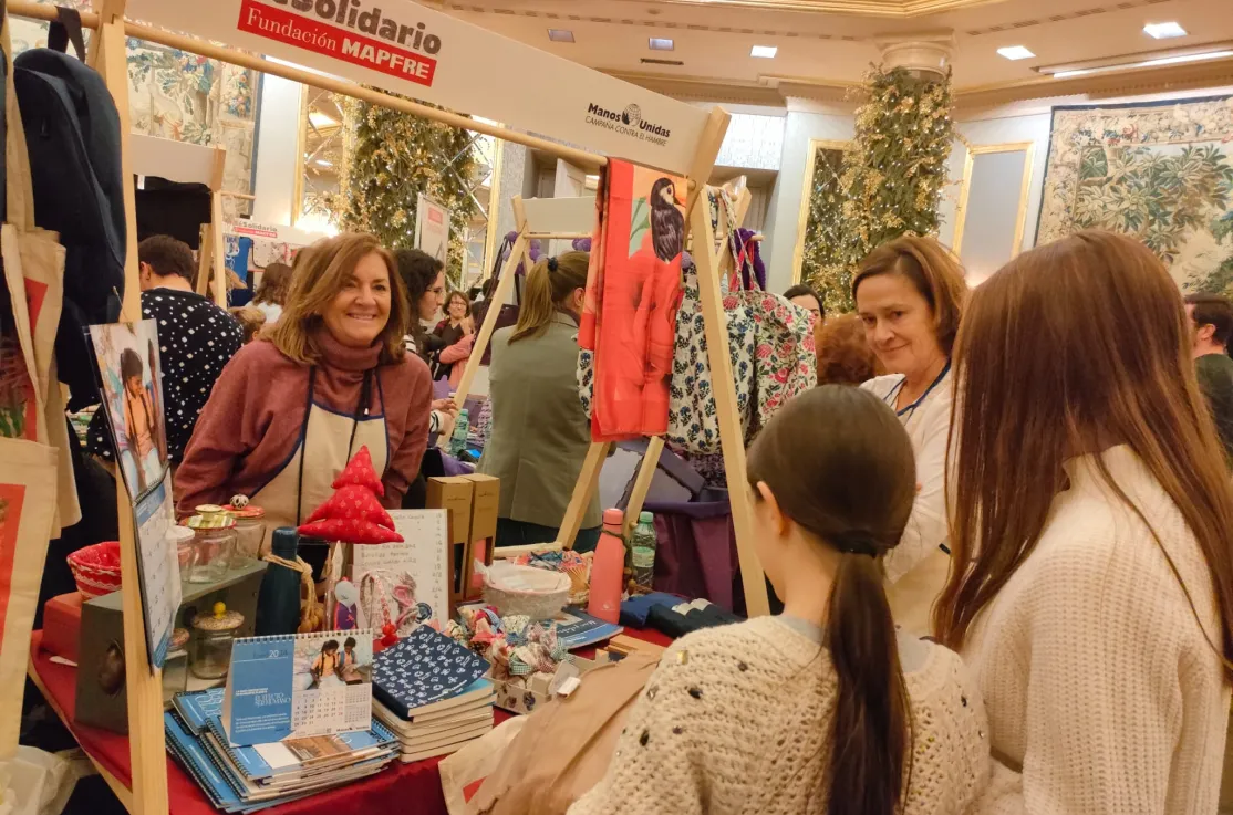 Estand de Manos Unidas Madrid en el Mercadillo Solidario de Navidad de Mapfre 2023