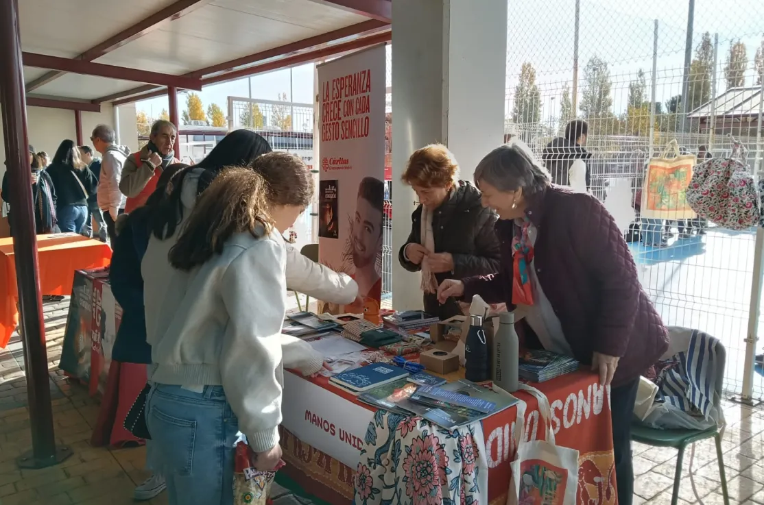 Voluntarias de Manos Unidas Madrid en el Dia de la Solidaridad del colegio El Valle Las Tablas