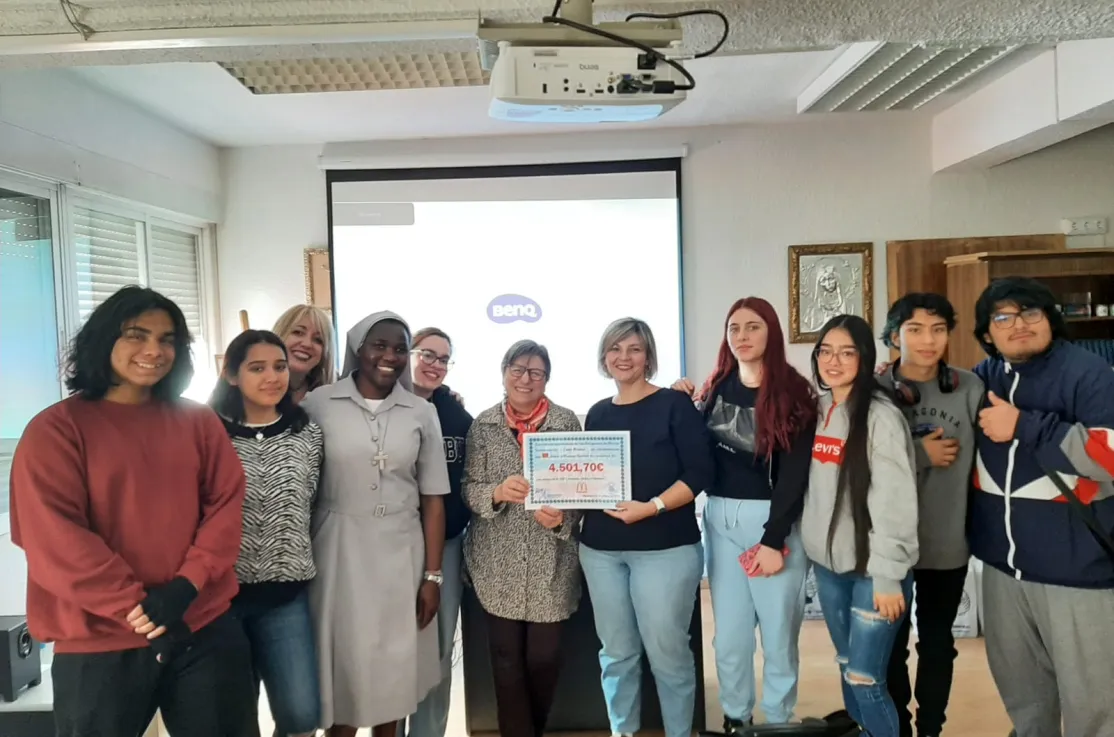 Los alumnos del colegio María Inmaculada Fuencarral entregan su donativo a Manos Unidas