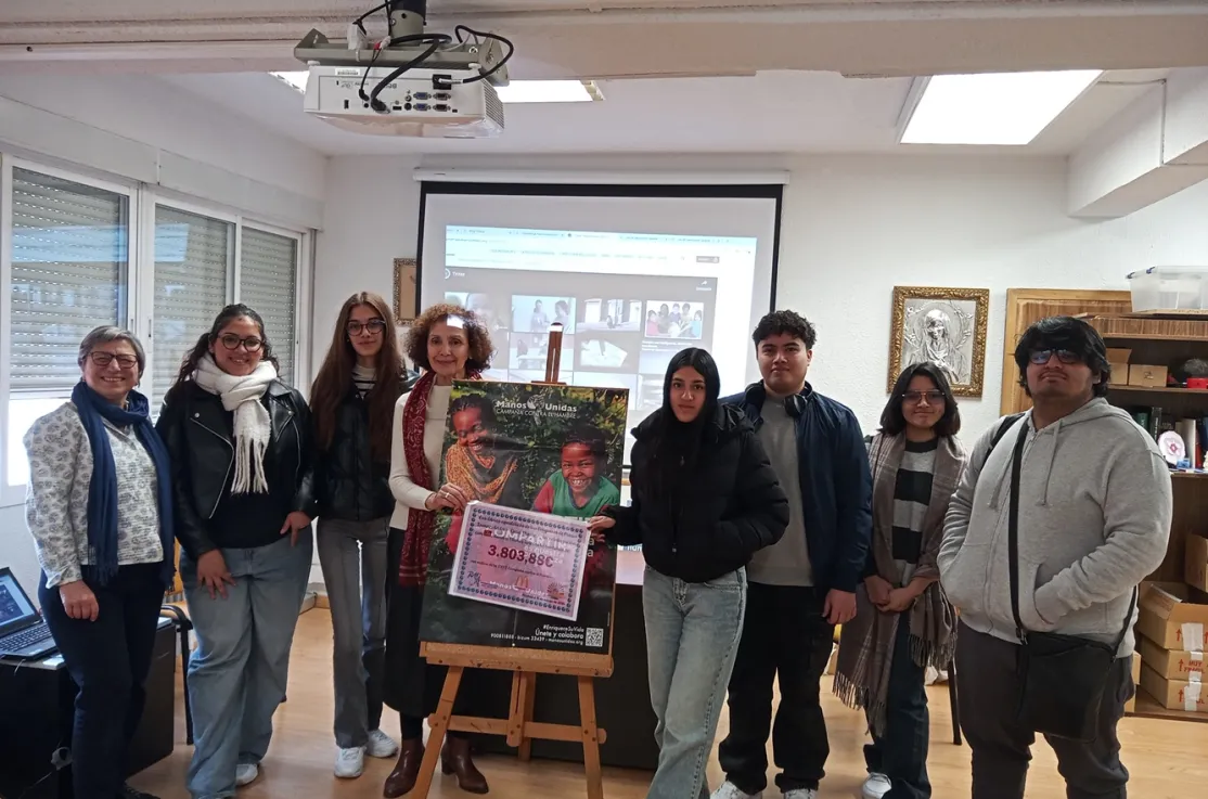 Los alumnos del colegio María Inmaculada Fuencarral entregan su donativo a Manos Unidas