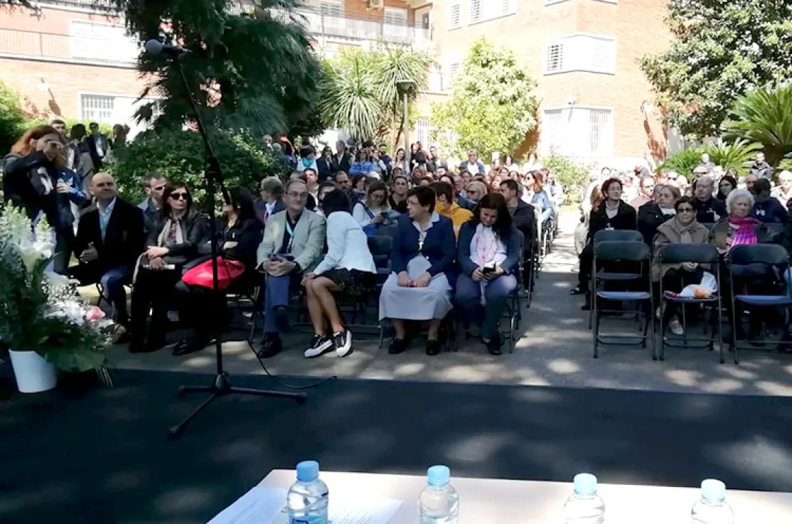 Imagen del público asistente al coloquio "Solidaridad y voluntariado. Valores en la Sociedad" justo antes de comenzar el acto