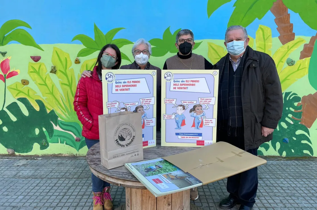 Los voluntarios de Manos Unidas entregan el material educativo al Colegio Corpus Christi