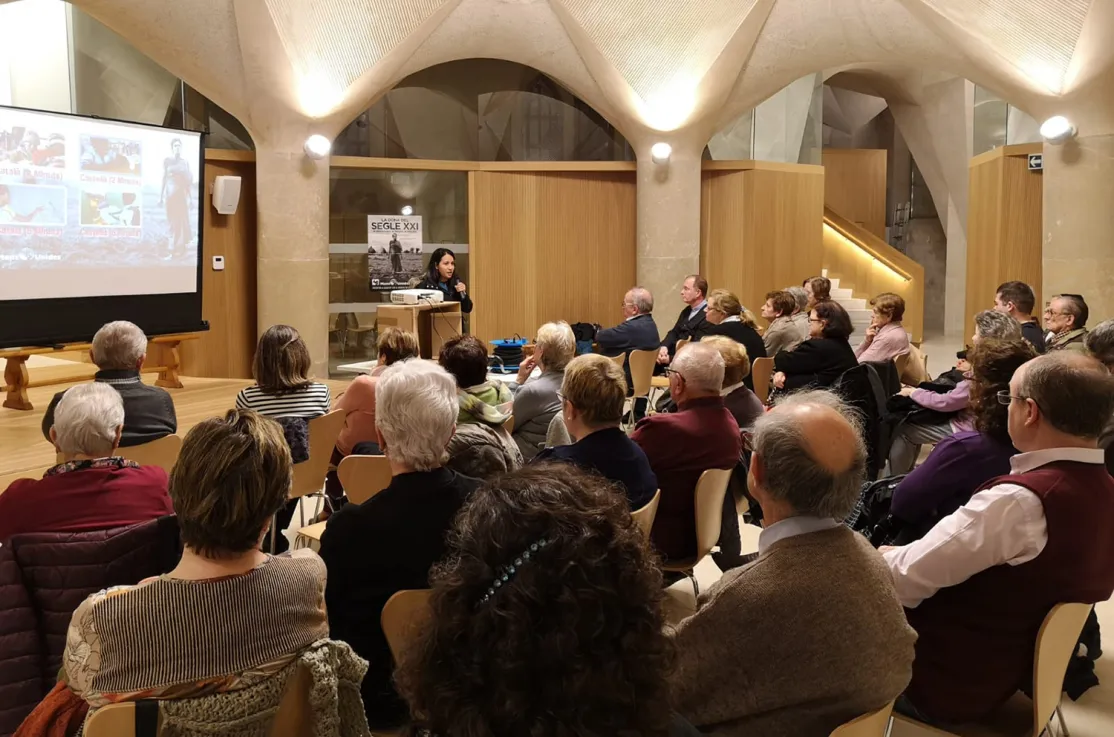 Diana Torres dando su testimonio vital
