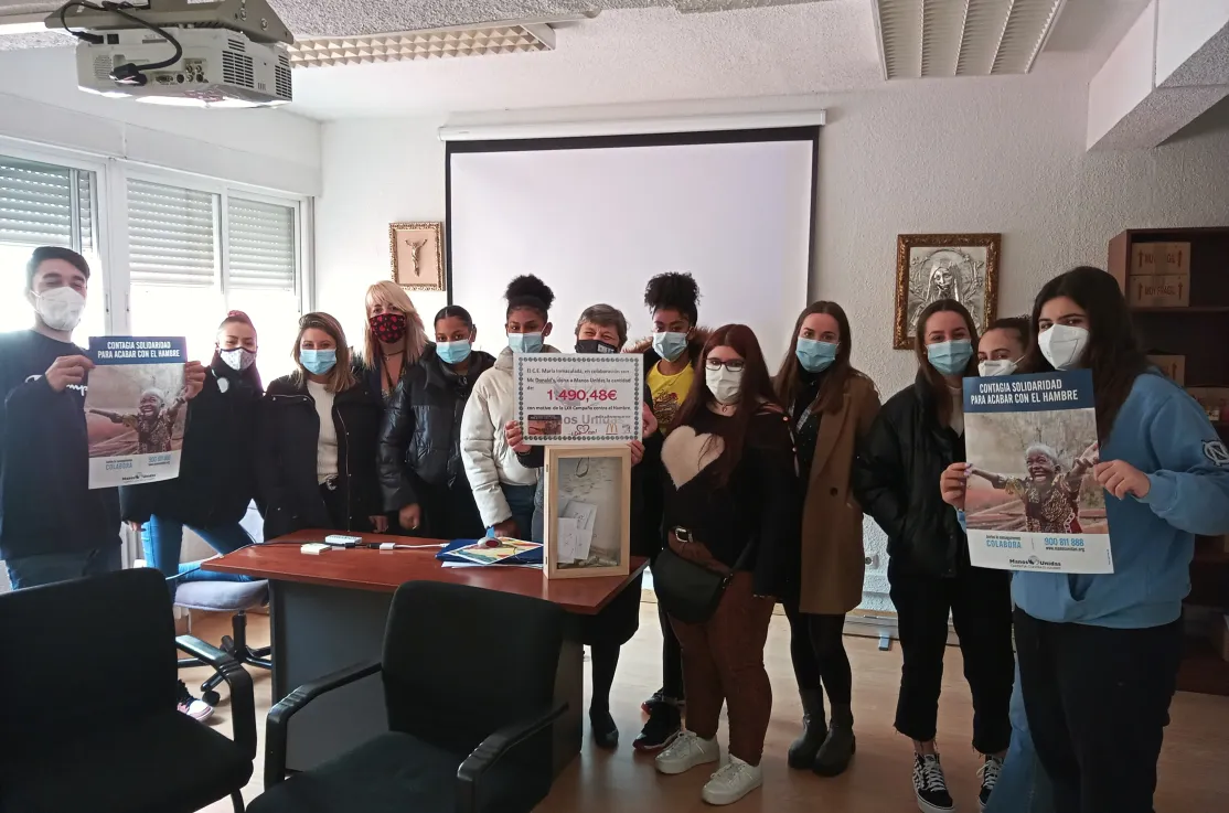 Los alumnos del centro educativo María Auxiliadora Fuencarral entregan su donativo a Manos Unidas Madrid