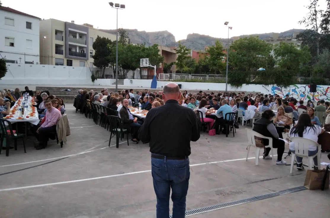 Más de 200 personas asistieron a la Cena del Hambre de Alcoy de Manos Unidas Valencia. Momento de la bendición de la mesa. 