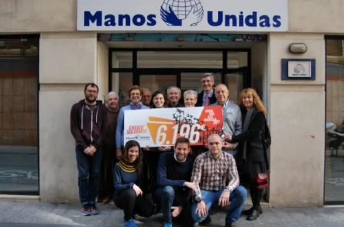 Entrega del cheque solidario en la sede de Manos Unidas Valencia.
