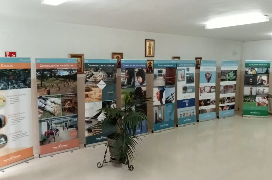 Exposición Construir la Paz de Manos Unidas Madrid en el colegio Sagrado Corazón de Fuencarral