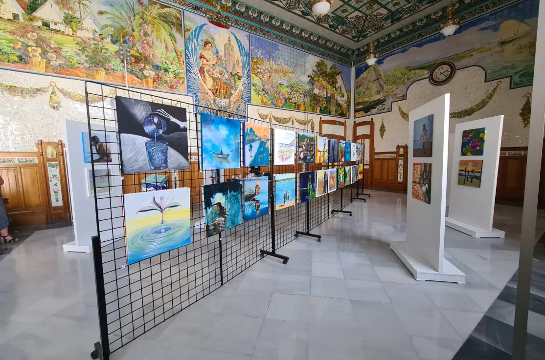 Exposición solidaria a beneficio de Manos Unidas Valencia en la Estación del Norte, Sala de los Mosaicos.. 