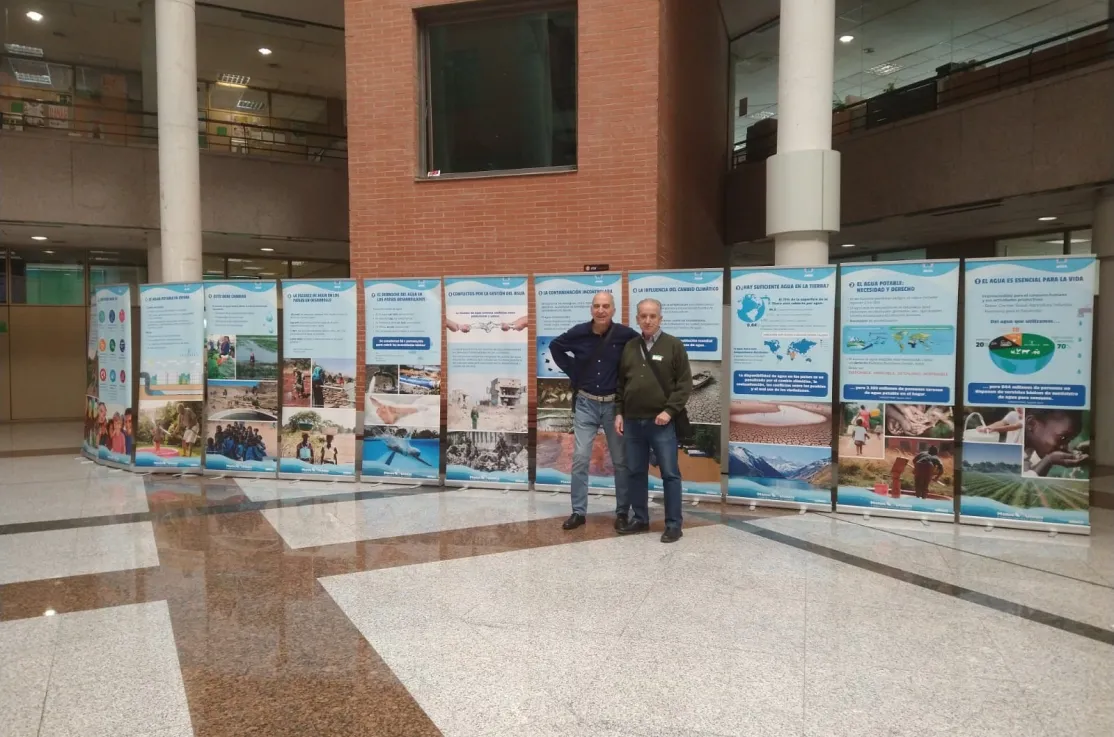 Voluntarios de Manos Unidas Madrid instalan la exposición Agua en el ayuntamiento de Alcobendas