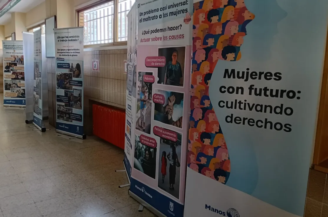 Exposición de Manos Unidas Madrid "Mujeres con futuro: cultivando derechos" en el colegio La Salle del Sagrado Corazón.