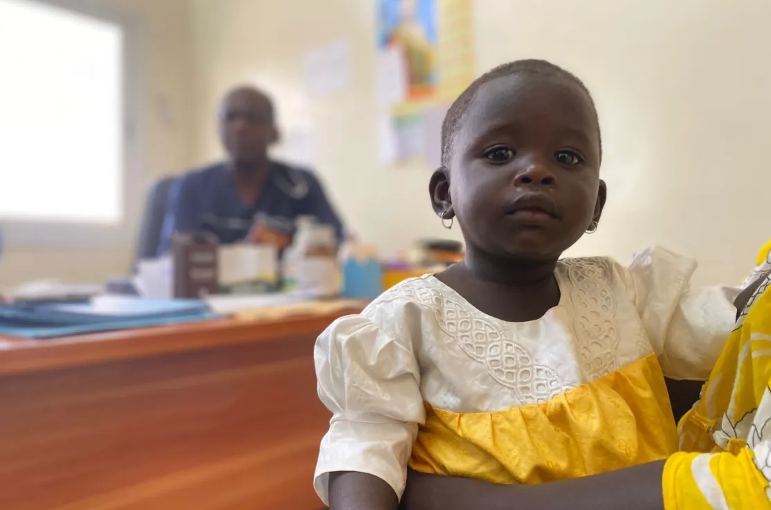 Pequeña senegalesa en Hospital San Juan de Dios de Thies. Foto Elena Señor