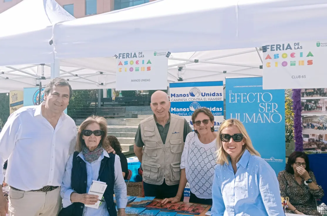 La Alcaldesa de Alcobendas visita el stand de Manos Unidas en la Feria de la Asociaciones 2024