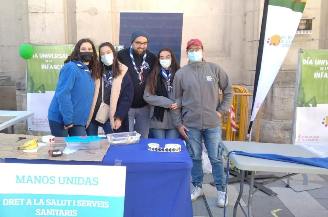 Voluntarios de Manos Unidas Valencia en Alcoi en la Fira de la Infancia. 