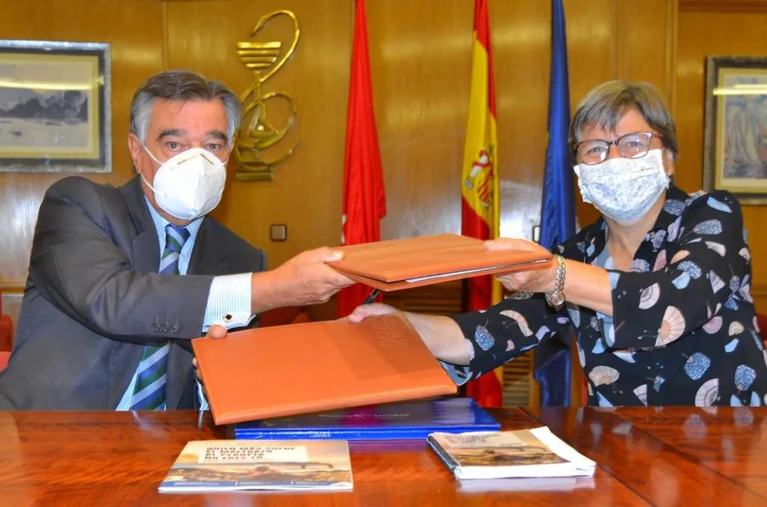 Firma del convenio de colaboración entre el COFM y Manos Unidas Madrid