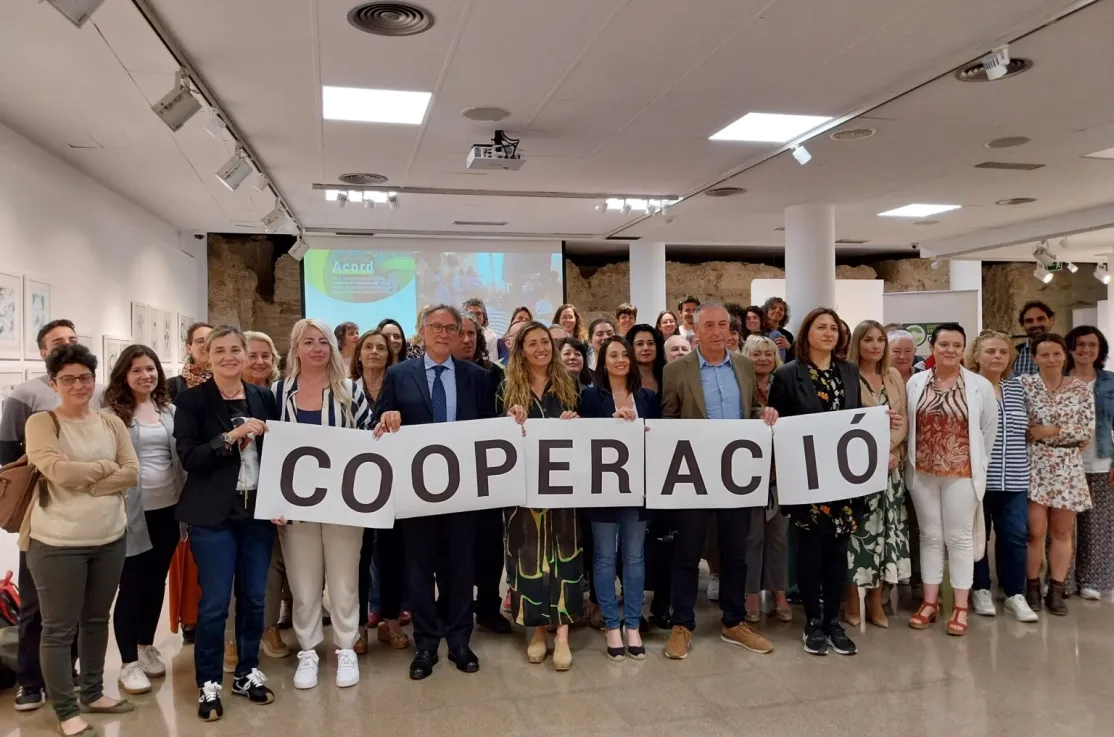 El grupo de firmantes del acuerdo. Foto CVONGD.