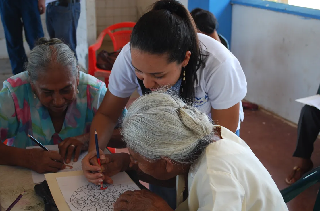 Diana Marcela Torres con personas migrantes de Colombia. Foto: Manos Unidas/JRS