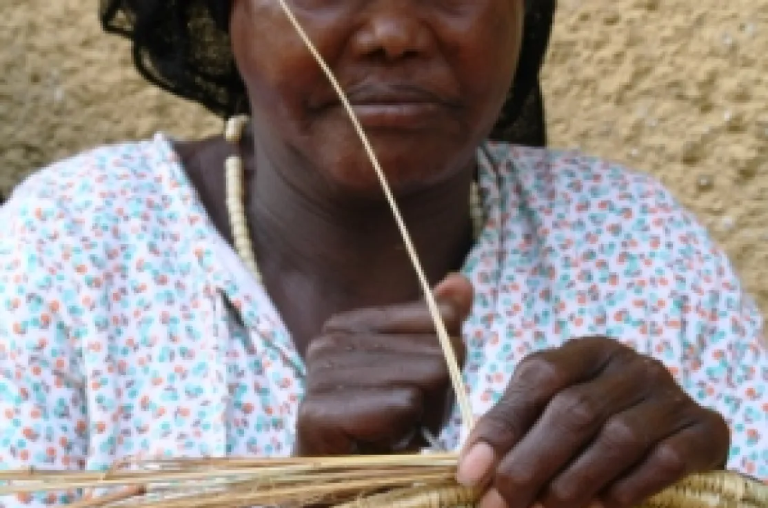 Mujer elaborando cestos