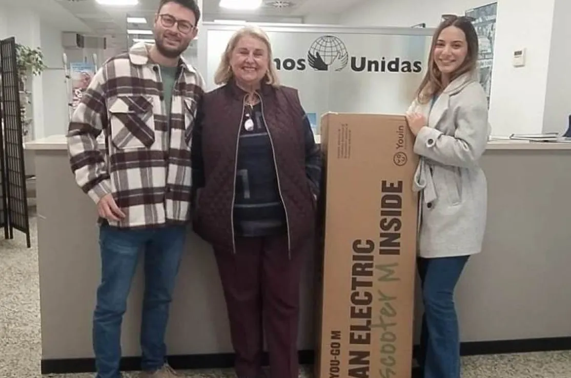 Andrés Sánchez Vázquez, el ganador, con la delegada de Valencia Ana Ruiz Ruiz, el patinete y la novia del premiado. 