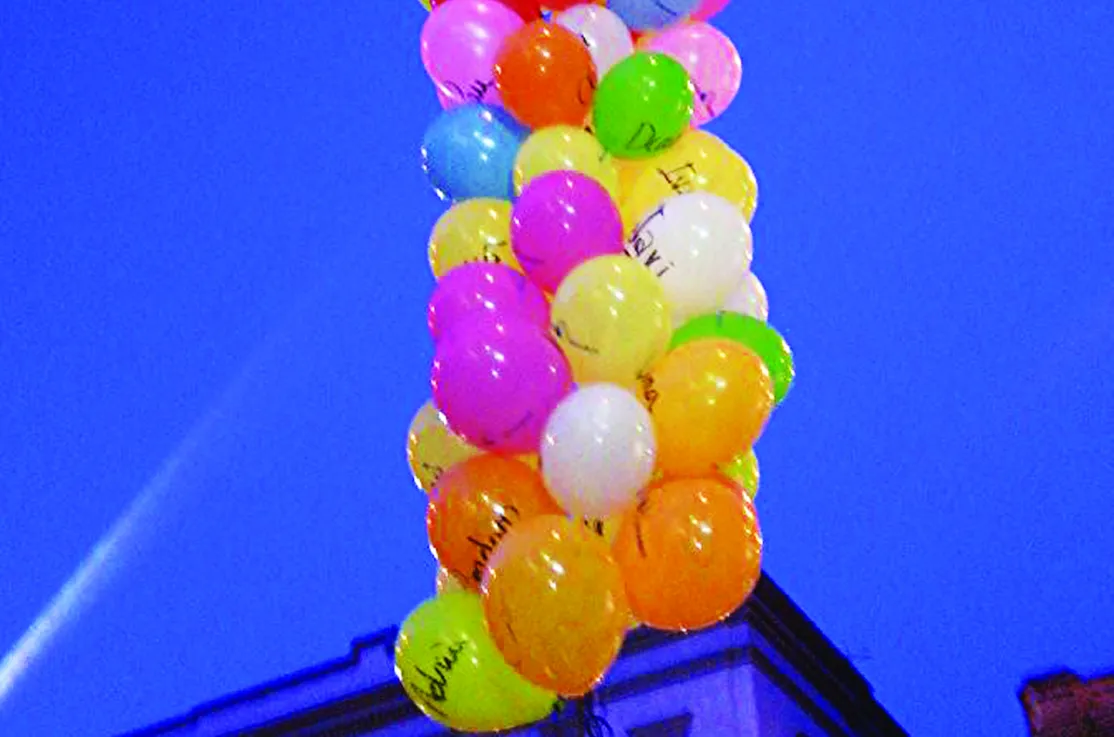 Sobrevuelan Igualada los globos de Manos Unidas 