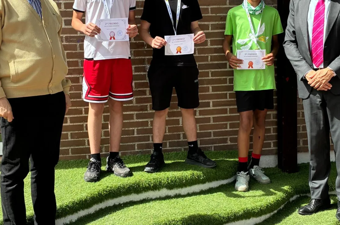 Entrega de premios de la carrera popular del IES Giner de los Ríos de Alcobendas 2026 a beneficio de Manos Unidas
