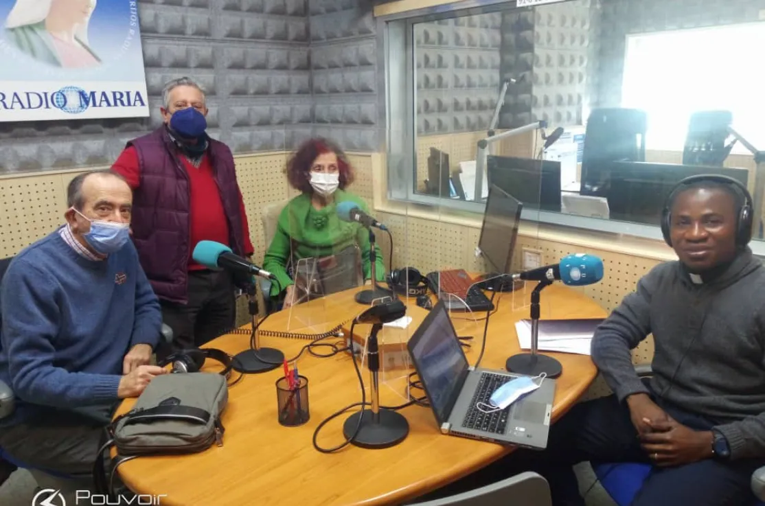Voluntarios de MU y el padre Silvestre en el programa Iglesia Viva