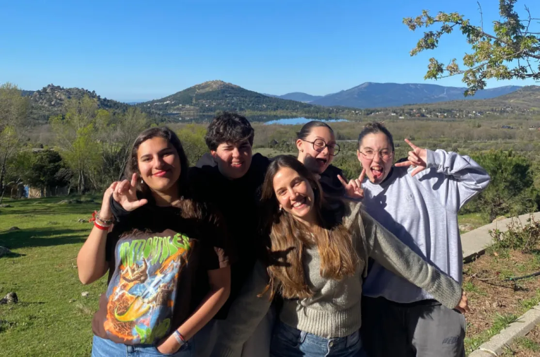 Sílvia Reverté Badell, en el centro de la imagen, con jersey gris, posa con otras jóvenes del Encuentro Nacional