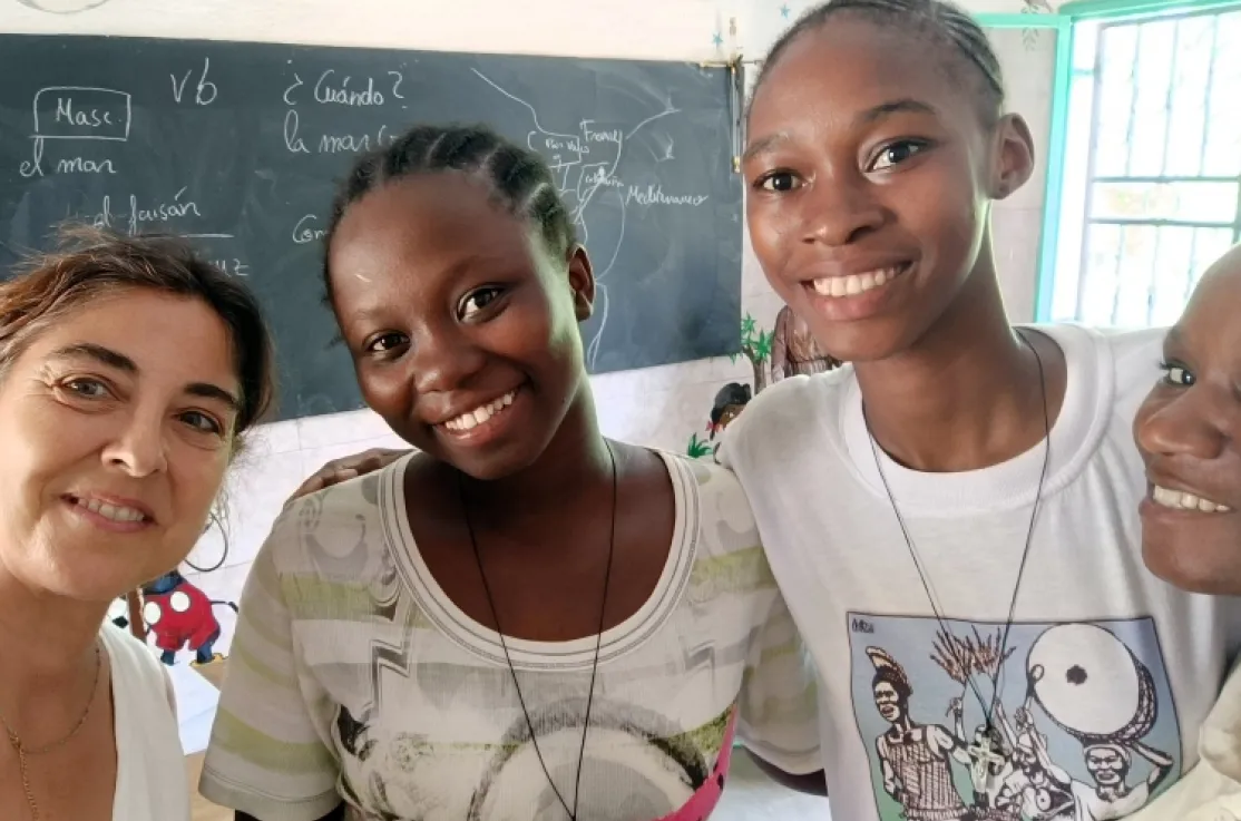 Olga Durich, junto con 3 de las alumnas de las clases de español en Bamako (Mali) | Imagen: Olga Durich
