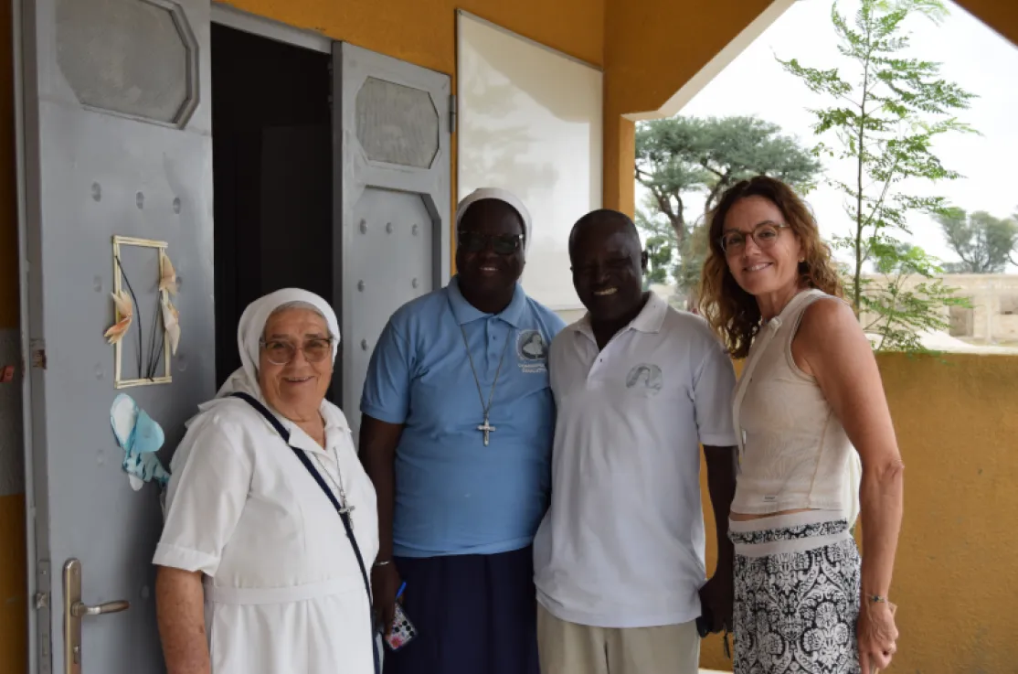 La hermana Hortensia y Mireia Angerri, junto con dos de los trabajadores de los proyectos de Manos Unidas. | Imagen: Ona Canales.
