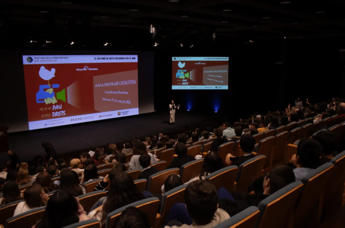 El auditorio del CaixaForum se llenó para descubrir a los ganadores del Festival de Clipmetrajes. | Imagen: Aina Pascual Florensa.