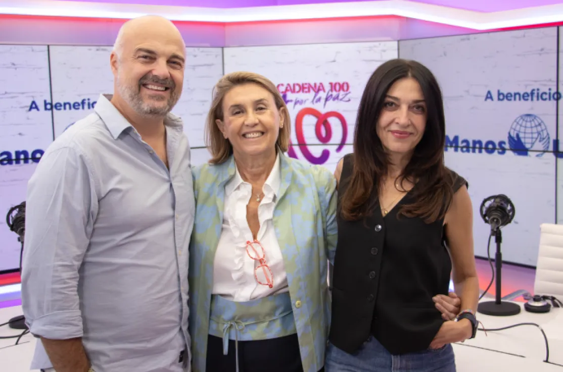 La presidenta de Manos Unidas, junto a Javi Nieves y Mar Amate. Fotografía: CADENA 100